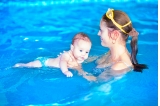 別再盲目跟風(fēng)嬰兒游泳了，小心這些潛在的危險(xiǎn)