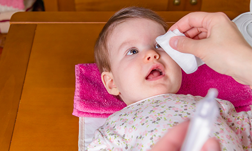 寶寶眼淚汪汪、眼屎多？很可能是鼻淚管堵塞引起的